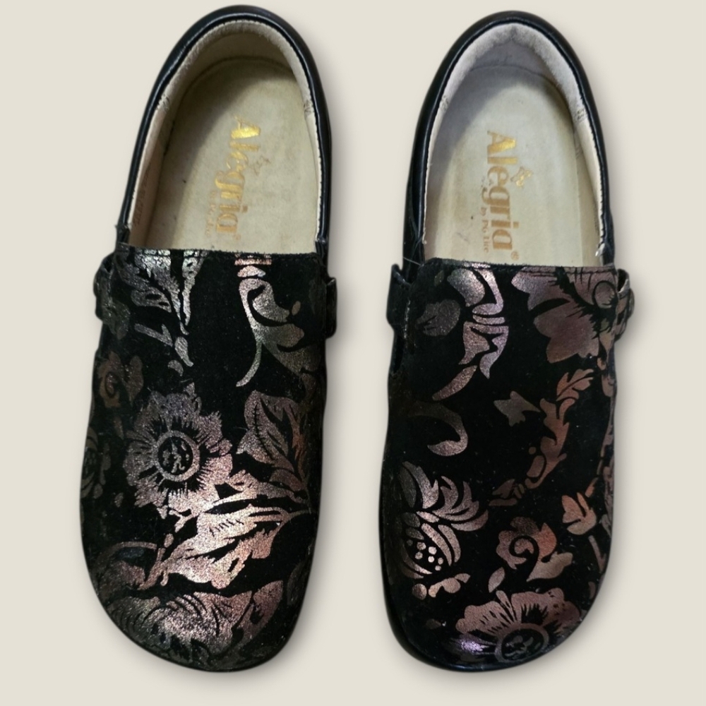 💐 Alegria Women's Black and Bronze Floral Mules Sz 6